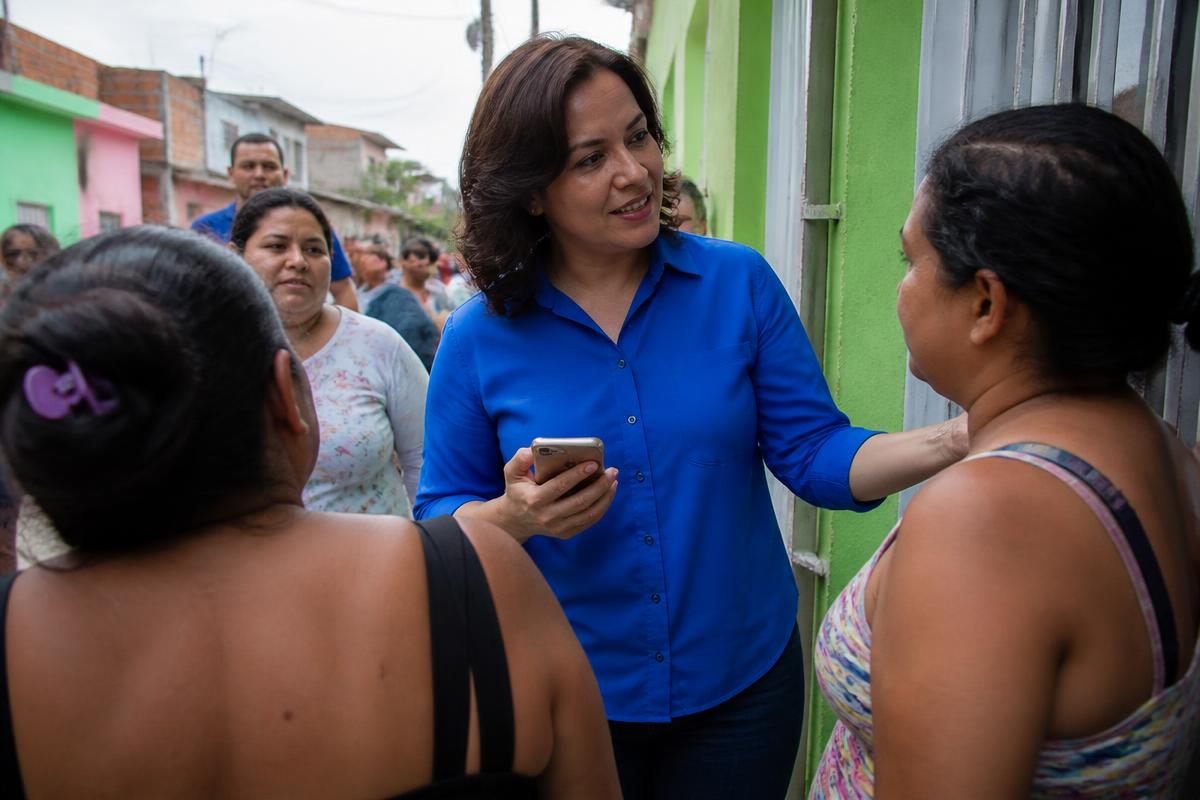 Candidata conversando com moradores no bairro